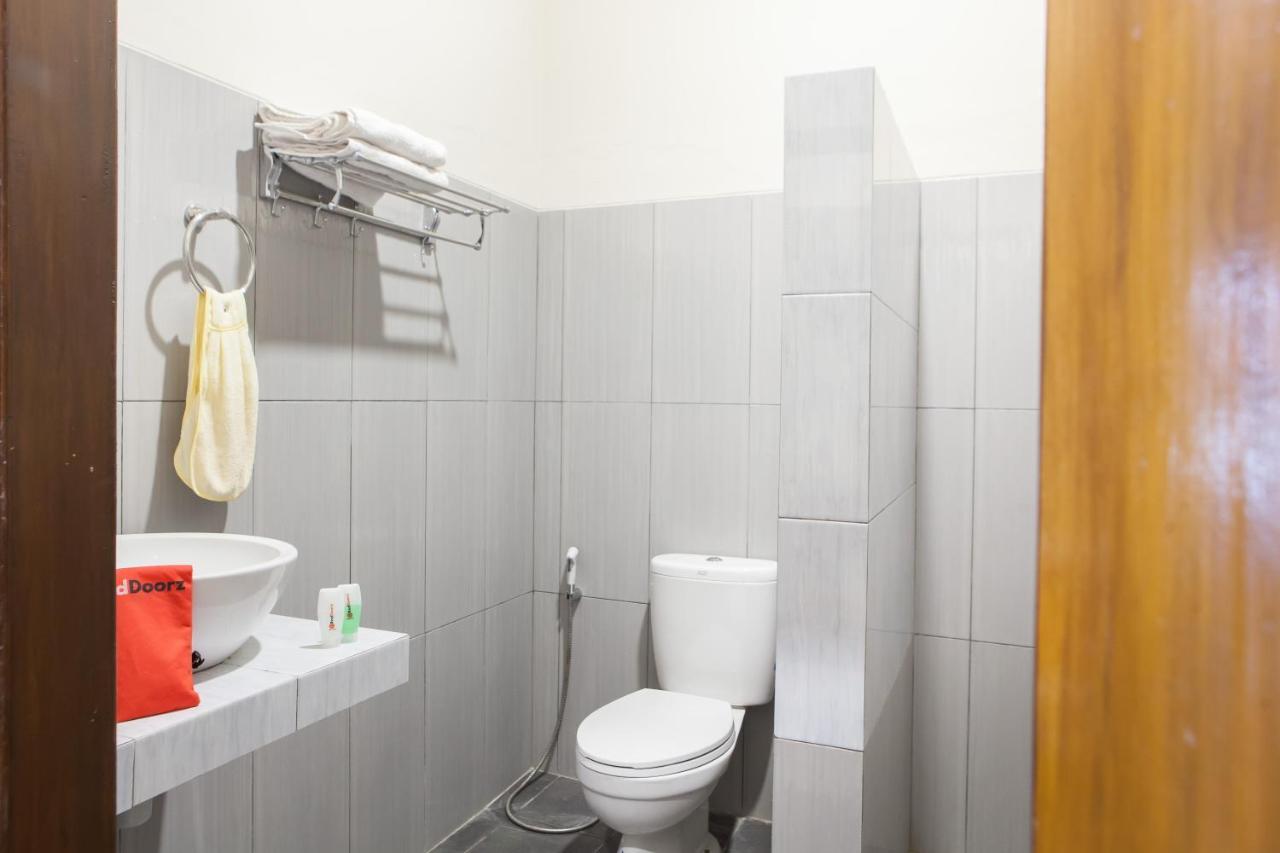 Reddoorz Plus Near Mall Roxy Banyuwangi Banyuwangi  Εξωτερικό φωτογραφία